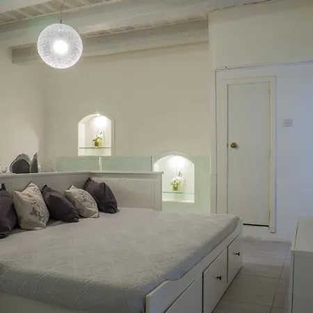 Modern 1-bedroom In By Sf Homes Apartman